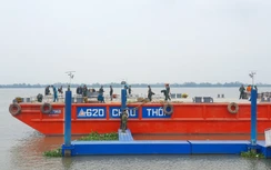 Cần Thơ bắn pháo hoa từ giữa sông, sà lan "khủng" đã sẵn sàng đợi lệnh