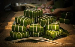 Cắt bánh chưng dùng lạt hay dao dễ và đẹp hơn, người trẻ chọn cách này