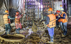 Công trường thi công ga ngầm S12 metro Nhổn - ga Hà Nội tất bật trong tối 30 Tết