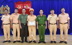Khen thưởng hai cán bộ CSGT Bạc Liêu có hành động nhân văn