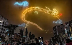 2024 drone thắp sáng bầu trời Hà Nội đêm giao thừa