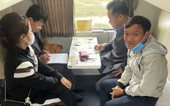 Khách vui mừng nhận lại tài sản bỏ quên trên chuyến tàu cuối năm