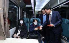 Thứ trưởng Nguyễn Danh Huy lì xì may mắn hành khách đi chuyến tàu cuối năm