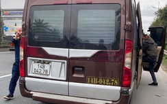Nữ hành khách tố bị bóp cổ: Tạm giữ xe limousine chạy dù, xem xét phạt nhiều lỗi