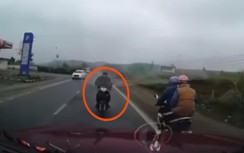 Xe máy đi sai làn, tông trực diện ô tô trên quốc lộ