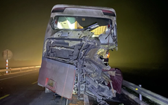 Xe khách va chạm xe tải trên cao tốc Cam Lộ - La Sơn có còn hạn kiểm định?