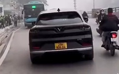 Tước bằng lái tài xế ô tô ngang nhiên chạy ngược chiều ở Hà Nội