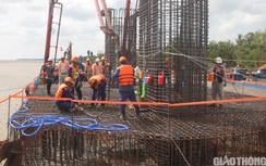 Rộn vang tiếng máy trên công trường cầu Đại Ngãi