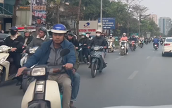 Xe máy nườm nượp vượt dải phân cách đi ngược chiều, chèn ép cả xe đi đúng luật