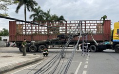 Xe đầu kéo lùi gây sập hàng loạt trụ điện giữa TP Quảng Ngãi