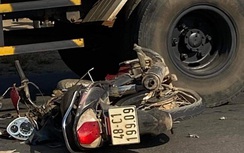 Người đàn ông đi xe máy tử vong thương tâm sau va chạm với xe tải