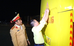 Vì sao CSGT dán phản quang cho hàng trăm phương tiện trên cao tốc?