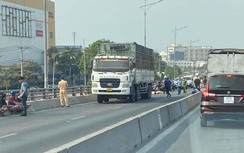 Xe tải và xe máy va chạm trên cầu vượt, hai người tử vong