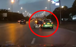 Người đi xe máy ngã văng sau khi bị taxi nhập làn ẩu va trúng