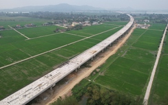 Video: Cầu vượt sông dài nhất cao tốc Bắc - Nam trước ngày hợp long