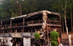 Xe khách cháy rụi, trơ khung lúc rạng sáng trên cao tốc Phan Thiết - Dầu Giây