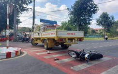 Đi tốc độ nhanh, nam sinh tông trúng ô tô đang sang đường