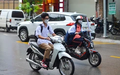 Bất ngờ gặp CSGT, nhiều học sinh đi ngược chiều quay đầu bỏ chạy