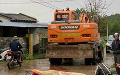 Bản tin TNGT 19/3: Xe máy va chạm với máy xúc, bà tử vong, cháu bị thương nặng