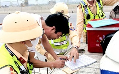 Sợ dính phạt, tài xế không dám vượt ẩu trên cao tốc Cam Lộ - La Sơn