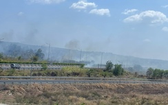 Đốt cỏ gây khói mù mịt, che khuất tầm nhìn ở cao tốc TP.HCM - Long Thành - Dầu Giây