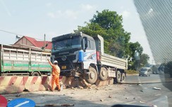 Cột đèn bị xe ben húc đổ, xuyên qua ôtô con khiến tài xế bị thương