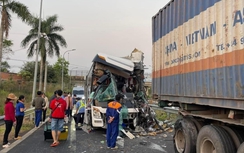 Bản tin TNGT 2/3: Tài xế xe khách tử vong sau cú tông mạnh vào đuôi xe đầu kéo