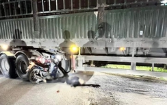 Đâm ngang xe đầu kéo đang lùi, người đi xe máy tử vong tại chỗ