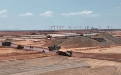 Cận cảnh hàng chục xe bồn tưới nước giảm bụi ở sân bay Long Thành