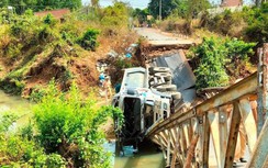 Bình Phước: Xe ben chở cát làm sập cầu sắt, tài xế bị thương nặng