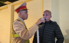 Dính nồng độ cồn, lái xe biện minh "do trời hửng nắng"