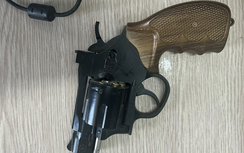 Bắt hai đối tượng gây ra hàng loạt vụ cướp giật, nổ súng khi bị truy đuổi