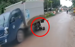 Chạy nhanh qua đường, bé trai va chạm với xe tải, ngã ngay cạnh bánh xe