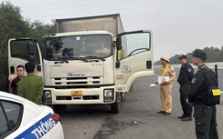 Bắt 4 tài xế dừng ô tô trên cao tốc Hà Nội - Hải Phòng để đánh bạc