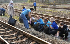 Ra quân "Ngày chủ nhật xanh" tại các ga và dọc tuyến đường sắt Huế - Phú Lộc