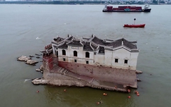 Ngôi đền cổ độc đáo nằm giữa sông Trường Giang