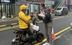 Nở rộ nghề giao hàng hộ shipper tại Trung Quốc
