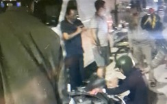 Hai xe máy đấu đầu trong đêm, 2 tài xế bị thương nặng