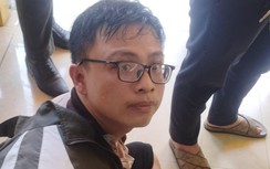 Thanh niên vờ hỏi mua vàng rồi cầm lắc tháo chạy