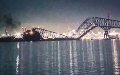 Tàu đâm sập cầu tại Mỹ, nhiều người và xe rơi xuống sông