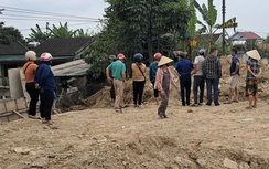 Máy múc làm đổ tường rào, đè một người tử vong