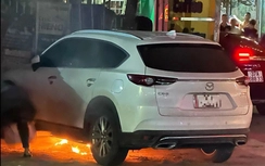 Xế hộp dừng bên đường bất ngờ bốc cháy dữ dội