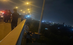 Phối hợp trên bờ, dưới sông giải cứu nam thanh niên định nhảy cầu tự tử
