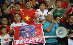 CĐV Việt Nam khiến HLV Troussier nóng mặt trên sân Mỹ Đình
