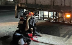 Tông vào xe tải đang dừng đỗ, 2 thanh niên đi xe máy tử vong