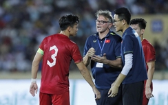 Chia tay theo cách đầy cay đắng, HLV Troussier vẫn nhận “quà” từ dàn sao tuyển Việt Nam