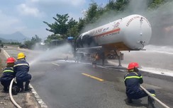 Xe bồn bốc cháy ngùn ngụt trên đèo Khánh Lê