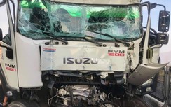 Xe tải húc đuôi xe đầu kéo trên cao tốc Vĩnh Hảo - Phan Thiết, 1 tài xế tử vong