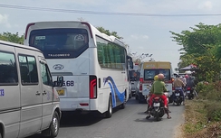 Ùn tắc kéo dài cả kilômét trên QL1 qua Sóc Trăng