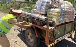 CSGT Đắk Lắk tuyên truyền, dán decal phản quang cho xe máy kéo